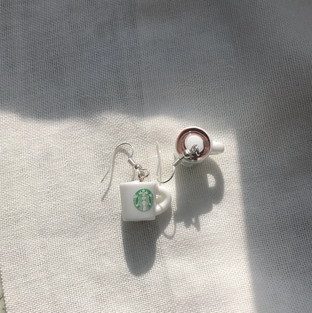 Ett par supersöta örhängen i form av starbucks kaffekoppar! Hur söta är inte dessa? <3 30kr/paret, frakt tillkommer på 14kr💛. Accessoarer.
