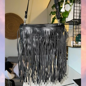 Handväska - En liten smidig handväska från Lindex. Knappt använd och har fina fransar.
