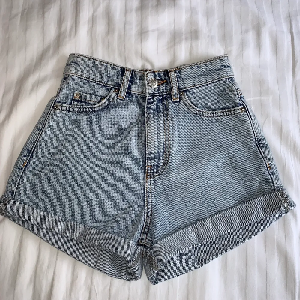 Ett par ljusblåa jeansshorts från Gina, storlek 30 och aldrig använda. Original pris: 399kr Köparen står för frakten . Shorts.