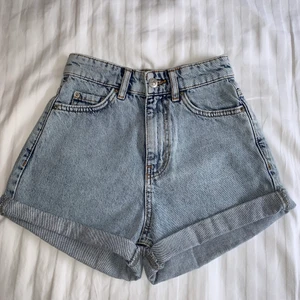 Gina Tricot Dagny Jeansshorts. - Ett par ljusblåa jeansshorts från Gina, storlek 30 och aldrig använda. Original pris: 399kr Köparen står för frakten 