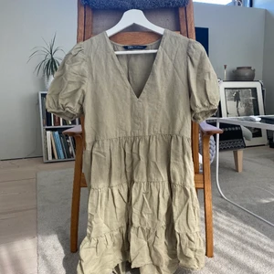 Grön linneklänning ifrån Zara - Säljer min fina gröna klänning i linne från zara. Aldrig använd. Säljer för 100kr + frakt. 💚