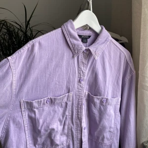 Lila skjorta  - Lila oversize skjorta från Monki
