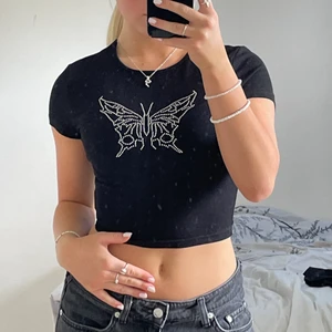 Fjäril topp - Topp med paljetter, köparen står för frakten på 49kr 