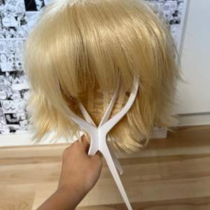 I used to cosplay with this wig for bakugou but you could probably use it for someone else to, have used it like twice and haven’t styled it. It is much lighter in reality then in the pictures