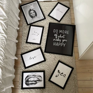 Tavlor  - Säljer dessa tavlor, ram plus bild ingår, kontakta mig om du vill köpa några och inte alla, 1 liten för 30kr, 1 stor för 60kr. alla för 300kr. Bry er inte om frakten, utan jag kollar om ni är intresserade 💗