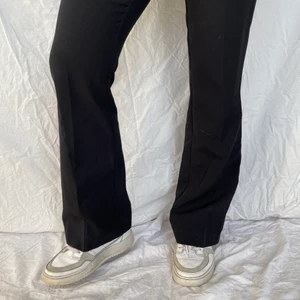 Svarta kostymbyxor 🖤 - Suuuperfina kostymbyxor i strl 38. Sitter så fint! Frakt tillkommer ➰🖤