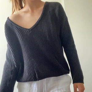 Svart stickad tröja - Köparen står för frakten. Priset kan sänkas vid snabbt köp. Hör av dig vid frågor🤗