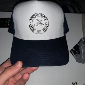 One of one keps - One of one keps jag fick i en mysterybox som inte passade särskilt snyggt på mig. Alldrig använd bara testad. Skick:11/10 