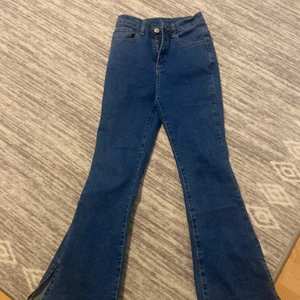 Oanvända jeans barn - Storlek 10-11 år 90 cm skick 10/10 färg blå helt oanvända original pris 350 kr