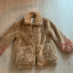 Pälsjacka från zara - Säljer min päls jacka för den kommer inte till användning❤️den är helt slut i lager💕köpte den för ungefär 220