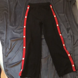 Byxor från Lindex  - Byxor från Lindex, en knapp funkar inte men det syns inte, annars fint skick! Frakt tillkommer:)