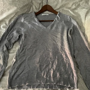 Stickad tröja - Otroligt fin i mjuk stickad tröja. Säljer pågrund utav att den aldrig används🥰💕