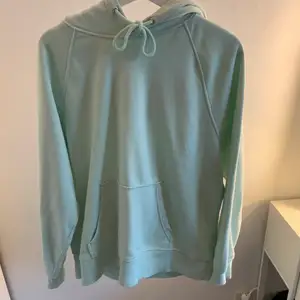 Grön hoodie från h&m i storlek S. Säljer för 130kr med gratis frakt. ‼️TRYCK INTE PÅ KÖP DIREKT‼️