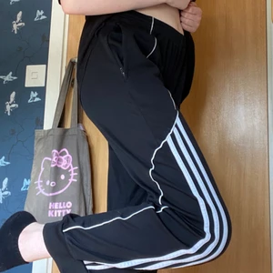 Adidasbyxor - Adidasbyxor i träningstyg, känns svalkande? OBS! Ena fickan går inte att stänga. Vill du köpa flera grejer går det att lösa med bra pris osv! Jag är 164 och har oftast S eller XS