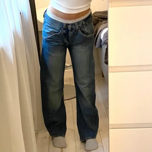 Vintage levis engineered - Sååå fina vintage levisjeans i en så fin  ljusblå färg. Sitter lågmidjat och rakt, så trendiga och passar till allt! Priset är satt utifrån vad jag tidigare sålt liknande jeans för. Midja 41cm, innerben 82cm. Skriv för frågor, mått eller fler bilder!💕💕