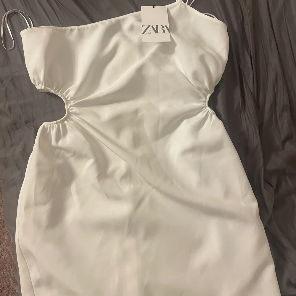 Säljer denna supersnygga vita klänning från zara , köpt förra sommaren men aldrig använd. Denna är en storlek L men är absolut som en M , jag har alltid M i kläder men denna klänning var väldigt liten i storleken .. Klänningar.