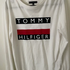 En långärmad t-shirt - Säljer en långärmad t-shirt som jag endast använt ett få tal gånger. Säljer den då den inte kommer till användning. Den är från tommy hilfiger och är i storlek 164