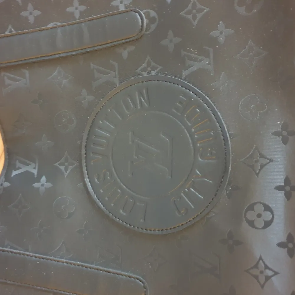 En supersnygg Louis Vuitton väska i nyskick!   Vill du har fler bilder eller komma och titta på den är vi välkomna.    Obs 600:- är vid snabb affär.. Annars tas bud gärna emot bud uppåt.... Accessoarer.
