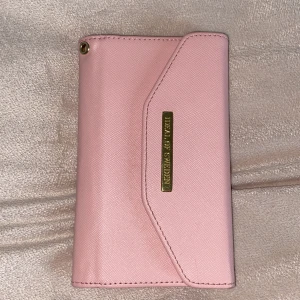 Ideal of sweden  - Ideal of sweden skal original pris 399 säljs för 150kr med frakt. Sälj pga att jag bytte telefon för ca 1 år sedan men själva skalet är i mycket bra sick det är lite smuts märken i men det är inget som påverkar funktionen💓