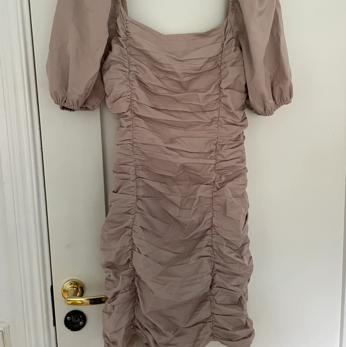 Beige klänning nakd - 90