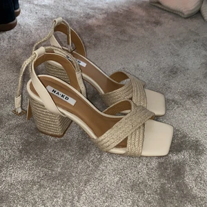 Nakd klackar - Säljer dessa fina klackarna från nakd pga dålig använding… oanvända & jättefina!