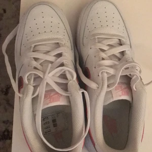 Airforce  - De här Skorna har jag använt 2 gånger och de är helt fräscha och i jättefint skick jag säljer de eftersom de inte passar mig så bra  pris kan diskuteras 