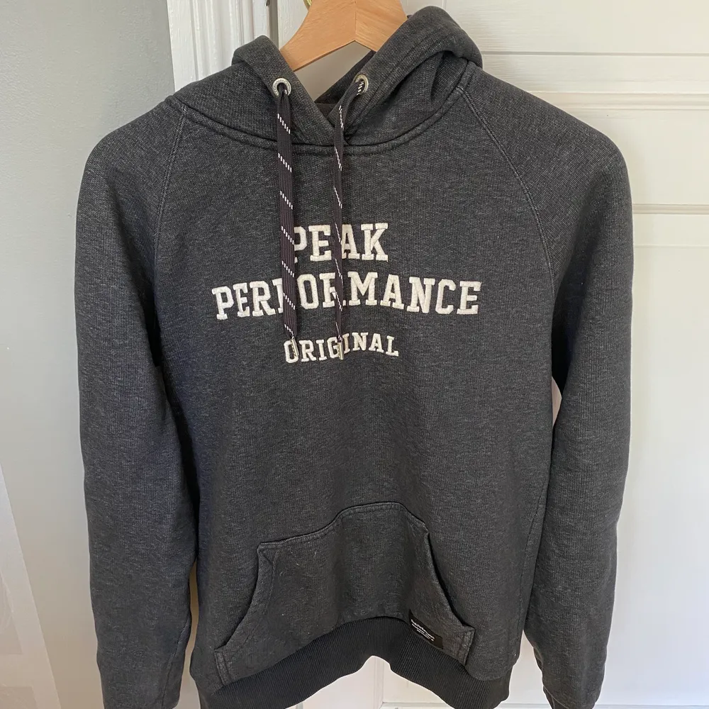 Jättefin grå hoodie från Peak Performance i storlek M, i jättebra skick! Säljer för jag använder den inte längre😊 400kr + frakt! . Hoodies.