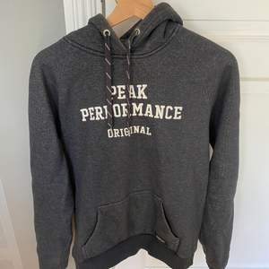 Jättefin grå hoodie från Peak Performance i storlek M, i jättebra skick! Säljer för jag använder den inte längre😊 400kr + frakt! 