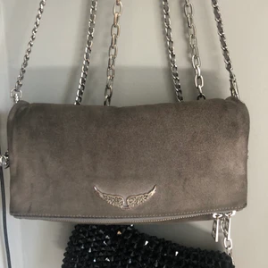 Zadig & Voltaire  - Intressekoll på denna superfina grå Zadig väskan. Man kan ha den över axeln med den långa kedjan eller som en kort axelväska med både den korta och långa kedjan, båda är skit snyggt! Ganska använd men bra skick💖🫶🏼 säljer endast för bra bud