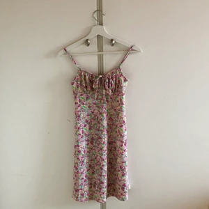 Sommarklänning från gina tricot - Säljer denna fina klänning från gina i storlek XXS som tyvärr inte kommit till användning och som inte ör riktigt min stil. Den är helt oanvänd och har prislappen kvar. Köpt för 279kr i butik och mitt pris är 130kr + frakt.