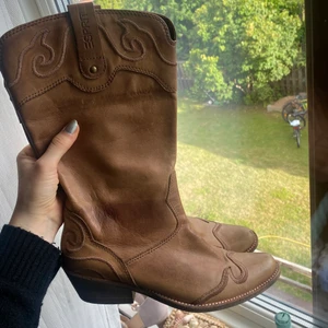 Cowboyboots🤠 - Snygga cowboyboots från Esprit, nyskick,  storlek 40🤠 Skriv vid intresse eller fler bilder!
