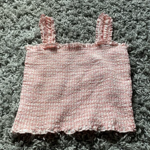 Ett rosa vitt linne - Ett linne från kappAhl ser lite konstigt ut på bilden men sitter fint på(köpt för 199