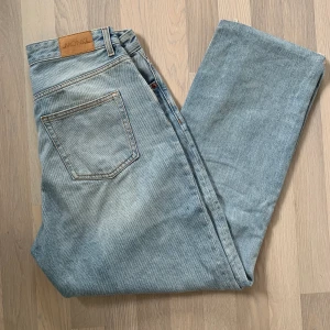 Jeans monki - Jean från monki i modellen Taiki straight leg! Har klippt av de i längden för att passa mig som är ca 167! Strl W30