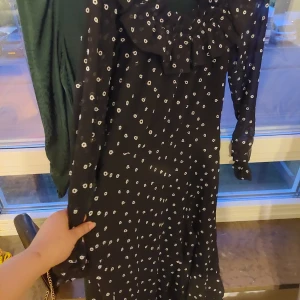 Kläder - Alla klänningar och blazer  och en väska för 250 kr 