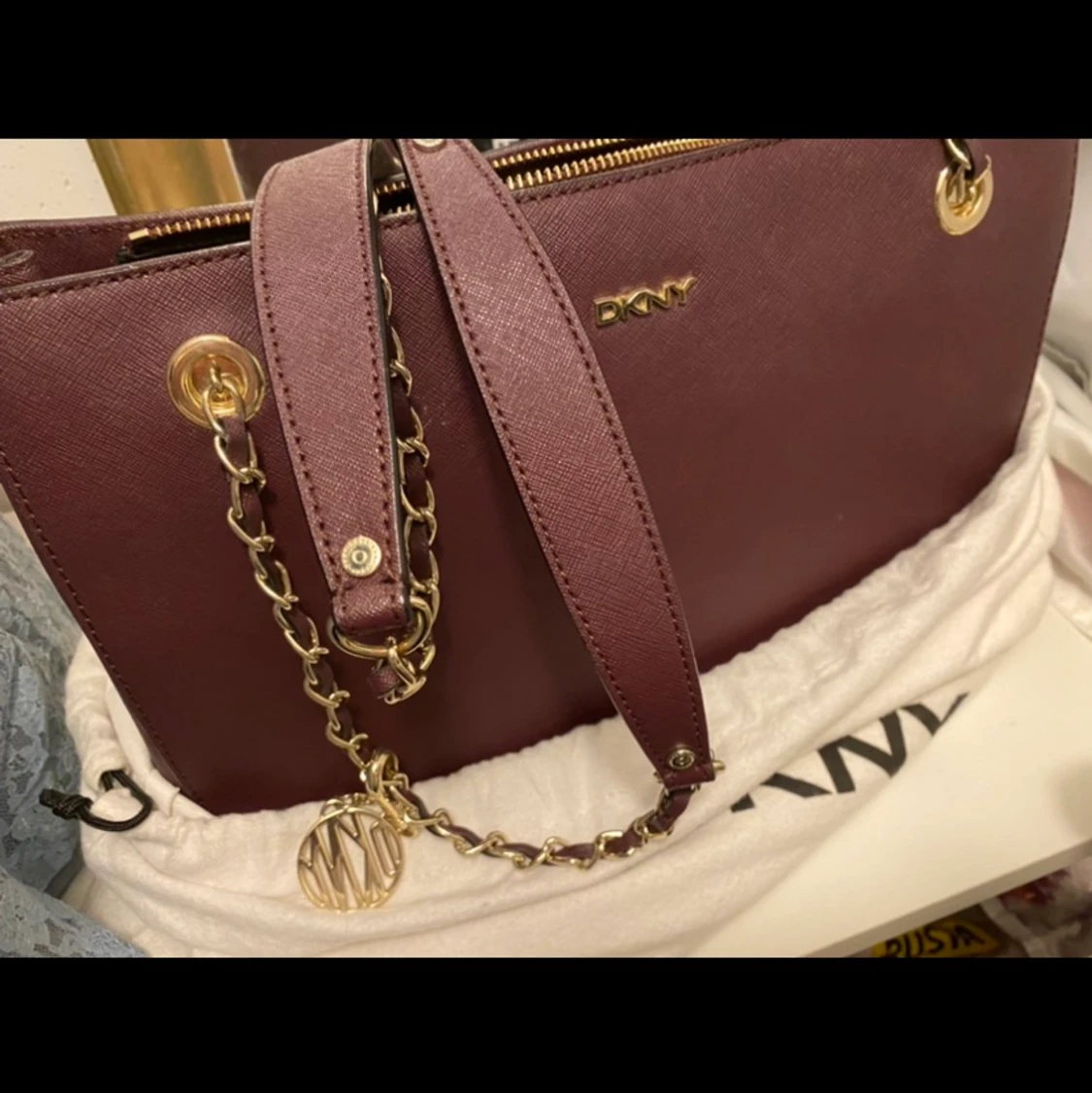 Vin röd DKNY väska 