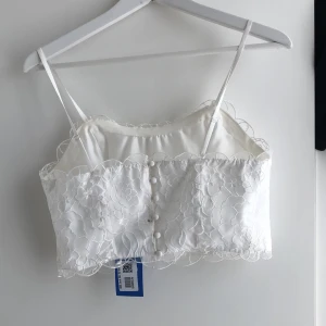 Topp från ASOS  - Jättesöt topp från ASOS som endast är provad!