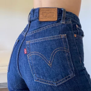 Levis jeans - Säljer dessa skitsnygga jeans från Levis för att dom blivit försmå, passar i längden på mig som är 155cm då dom är uppsydda🤍köparen står för frakten på 66kr 