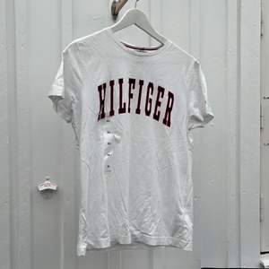 Tommy hilfiger tröja i XS. Prislappen kvar så den är i nytt skick. Köparen står för frakten, 39kr