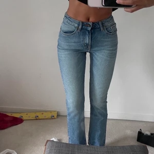 Tiger of Sweden jeans, lågmidjade - Säljer mina Tiger of Sweden jeans, köpta för ca ett år sedan men har aldrig används. De är lågmidjade och sitter tajt vid låren men går raka ner vid smalbenen.  Skriv för fler bilder! Möts upp eller skickar! 