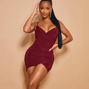 Mini dress - Säljer denna snygga mini klänningen i färgen burgundy😍 aldrig använt, säljer på grund av att den inte kom till användning och slutade tillslut passa mig. Så den är i nytt perfekt skick! Passar XS & S