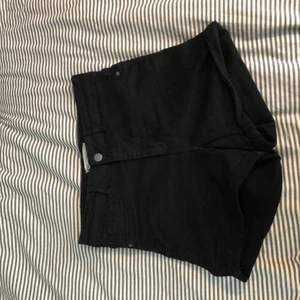 Gina tricot jeans shorts storlek M - Gina tricot jeans shorts i modellen Molly. Använda men i bra skick. Köpare står för frakt