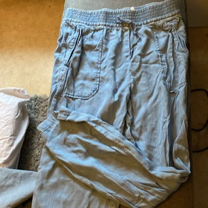 Linne byxor  - Ett par blåa linne byxor från h&m som har storlek xs/s har använt dom få gånger 