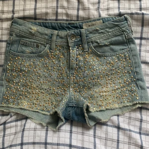 Jeansshorts  - Säljer dessa ASCOOLA lågmidjade jeansshortsen från en gammal hm kollektion som inte finns att få tag på längre! Storlek 34, det var ett hål i sömmen (se bild 3) men sytt igen det, kontakta mig om du är intresserad! Du får välja spårbar frakt eller inte❣️❣️