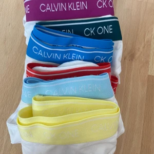 7-pack helt oanvända Calvin Klein trosor - Jag köpte detta pack på NAKD för runt 700 kr men de var desvärre för små och kunde inte skicka tillbaka de. Det är därför säljer jag de här! 