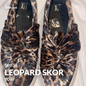 Säljer dom här leopard skorna i strl 38 dom är använda 1 gång 