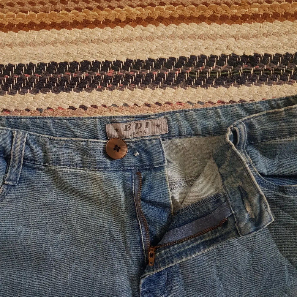 Köpt secondhand i paris, hade ingen knapp så sytt på en brun. Sprätter man bort knappen och sätter den närmre/längre bort kan strl regleras. I bra secondhand skick. Inga slitage. Dm för mått, är 173. Lite strech i tyget, skrynklet försvinner när används🐬🌸. Hameet.