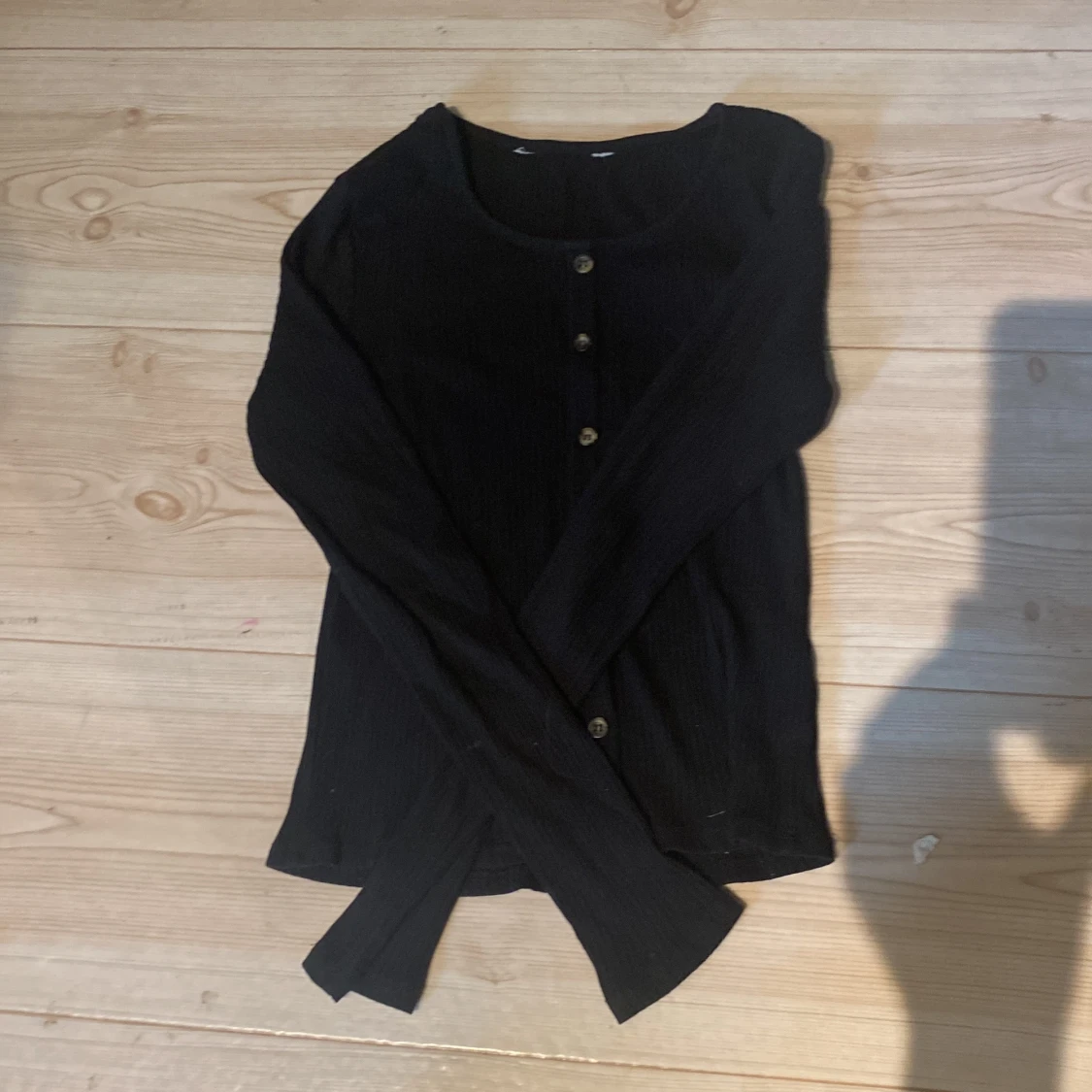 Svart tröja med knappar