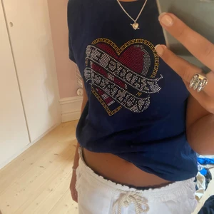 Zadig voltarie tshirt - Säljer denna jätte fina Zadig voltarie T-shirt som jag köpte i julas för 599kr och säljer för 250kr, använd få gånger och har inga skador. Den är i barn storlek 14 år och passar väldigt bra på mig som är 170 cm. Skriv privat om du är intresserad!💘😍