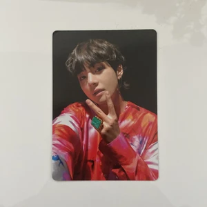 V Photocard  - Hej!! Säljer officiellt army bomb ver 3 Tae photocard. 100kr+frakt💞 skriv gärna om du har frågor😊 (pris kan diskuteras)