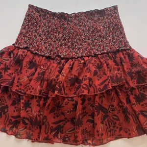 Kjol - Jätte gullig zara kjol som jag inte använder längre. Sömmen  har gått upp lite på framsidan av kjolen men inget som syns eller stör. Strl S men passar xs-stor m